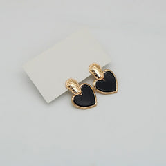 Spectacular retro earrings with black hearts