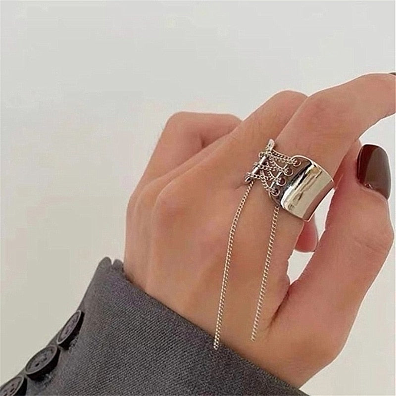 E-girl ring with chain