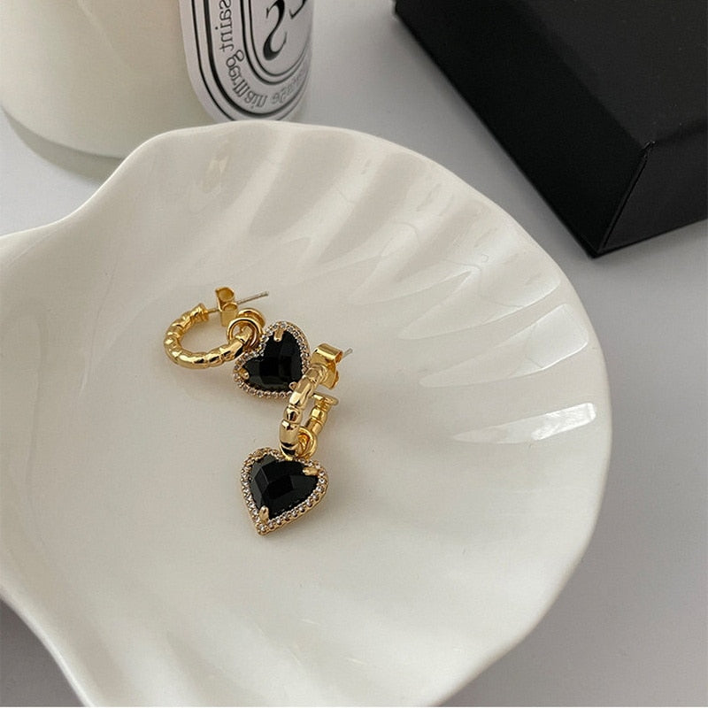 Earrings in retro style with a black heart