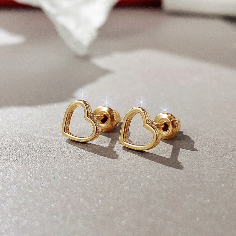 Minimal preppy heart shaped earrings