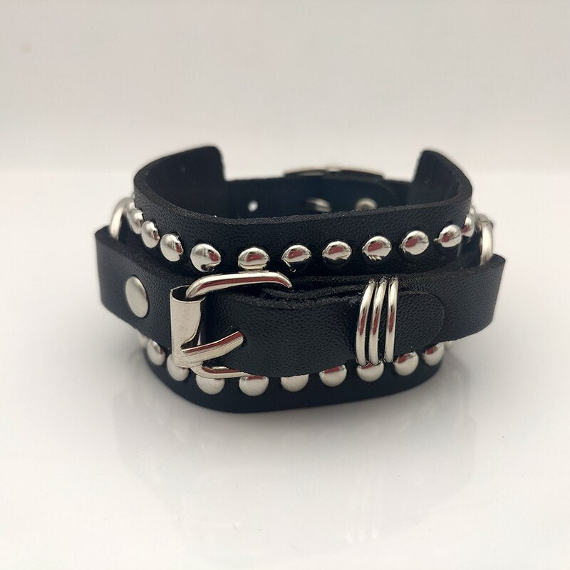 Grunge leather bracelet with buttons