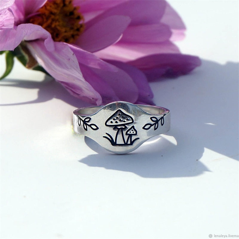 Silver ring with mushroom pattern